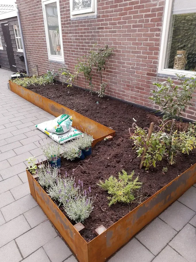 Cortenstaal kantopsluiting of borderrand plaatsen in 5 stappen 2 Cortenstaal borderrand met haakse hoeken langs bestrating