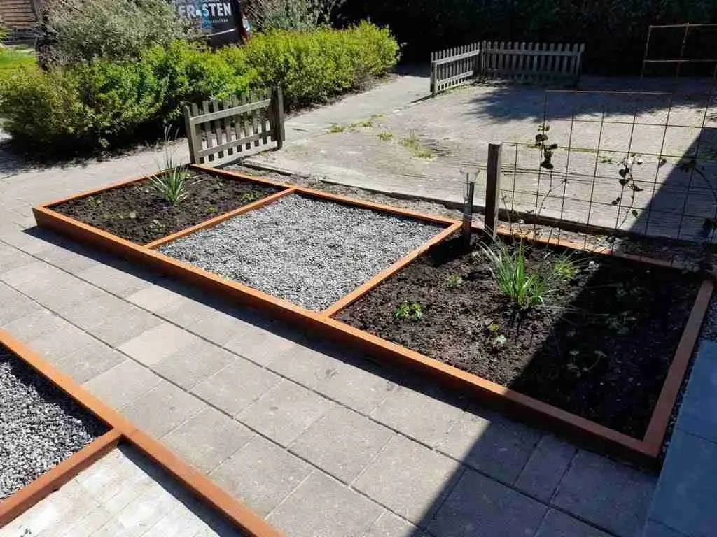 Cortenstaal kantopsluiting of borderrand plaatsen in 5 stappen 6 Cortenstaal kantopsluiting tussen grind, border en terras